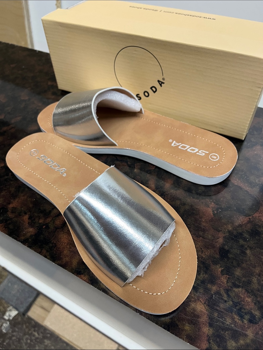 New SODA Metallic Silver Women’s Slide Sandals with Tan Footbed Sz 9